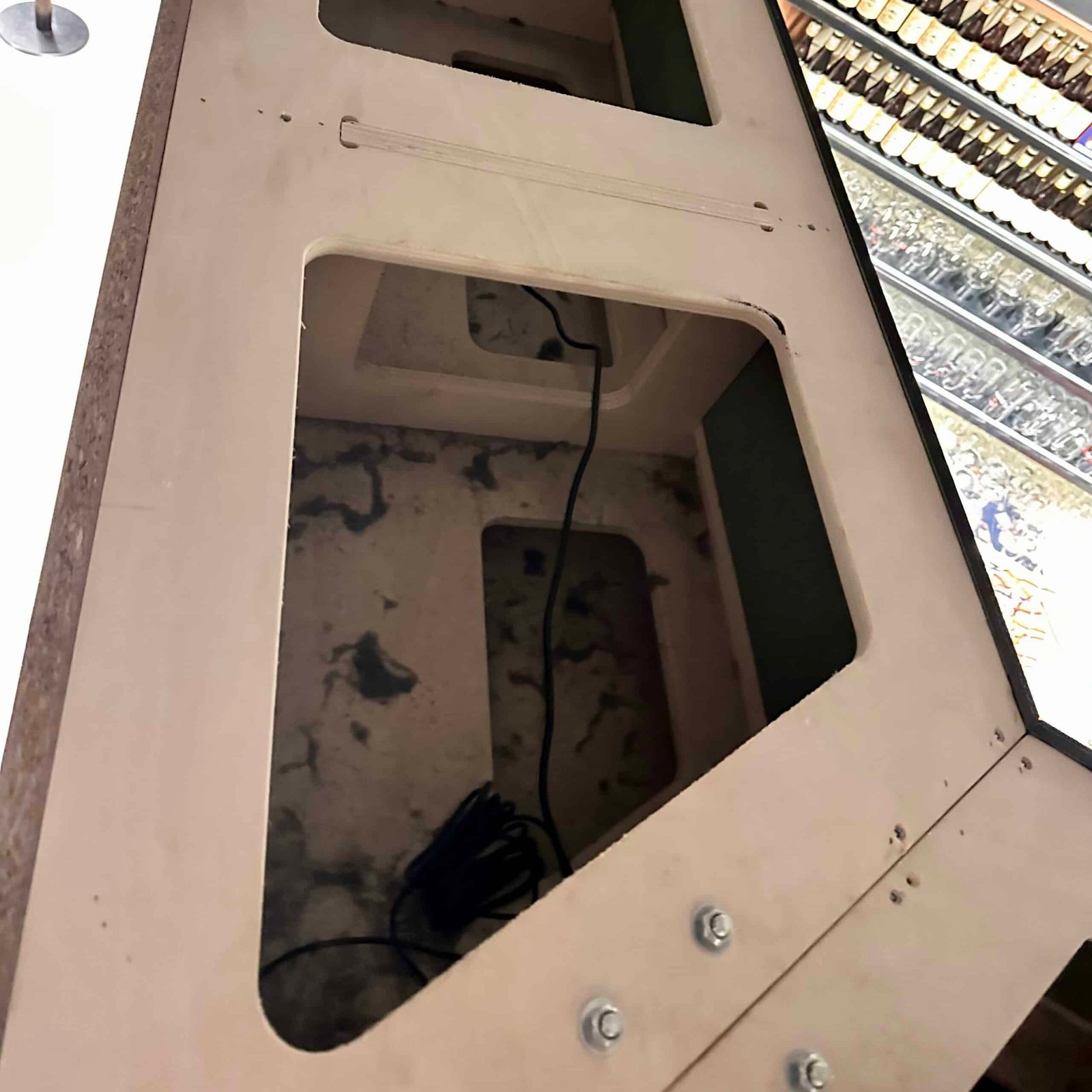 Gros plan sur l'intérieur en bois du plafond d'un espace de restauration à l'aéroport de Charleroi, avant l'intervention de nettoyage professionnel.