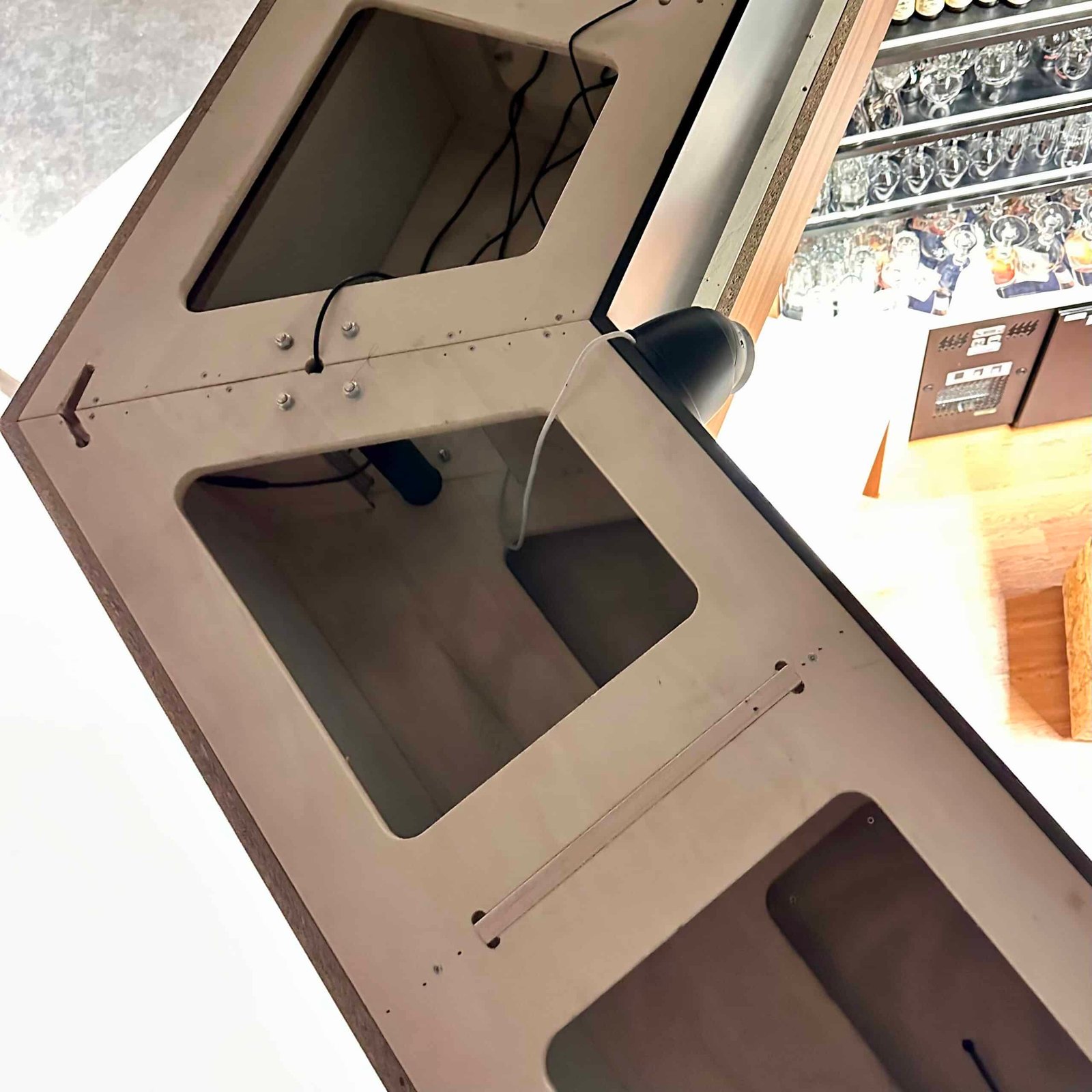 Vue du même plafond en bois à l'aéroport de Charleroi après un nettoyage en profondeur, dévoilant une surface parfaitement propre et saine.