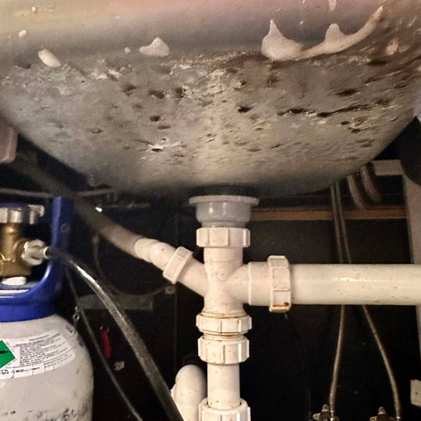 Nettoyage minutieux et assainissement des équipements sanitaires sous lavabo pour un établissement de restauration à Lille par MB Propreté.