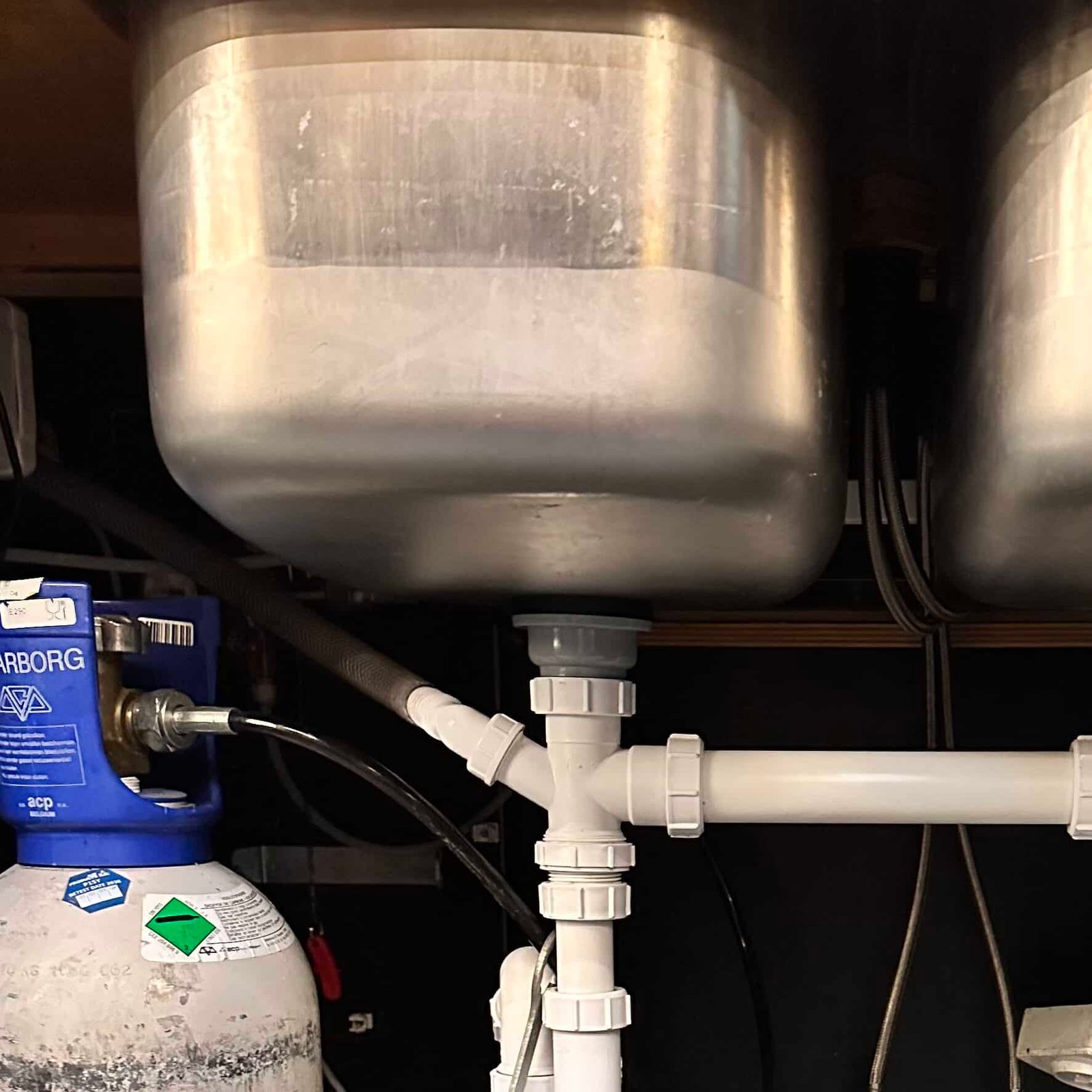 Nettoyage minutieux et assainissement des équipements sanitaires sous lavabo pour un établissement de restauration à Lille par MB Propreté.