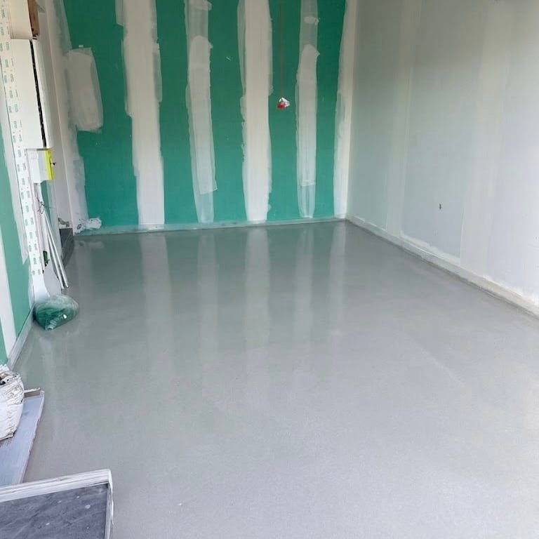 Avant et après le nettoyage en profondeur d'un sol de garage en béton très encrassé chez un particulier à Tourcoing par MB Propreté.