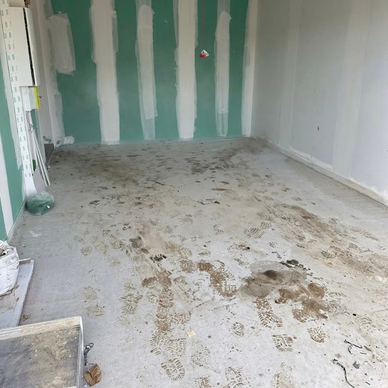 Avant et après le nettoyage en profondeur d'un sol de garage en béton très encrassé chez un particulier à Tourcoing par MB Propreté.
