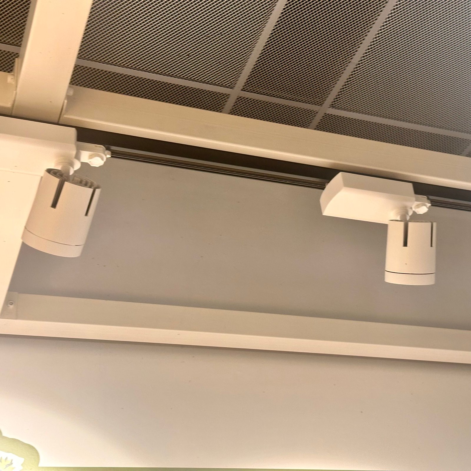 Éclairage et structures au plafond parfaitement propres et dégraissés après le nettoyage d'un établissement Horeca par MB Propreté à Lens.